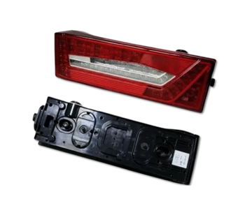 Luz trasera roja de automóvil desmontada.