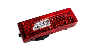 Luz trasera roja de automóvil con sección blanca.