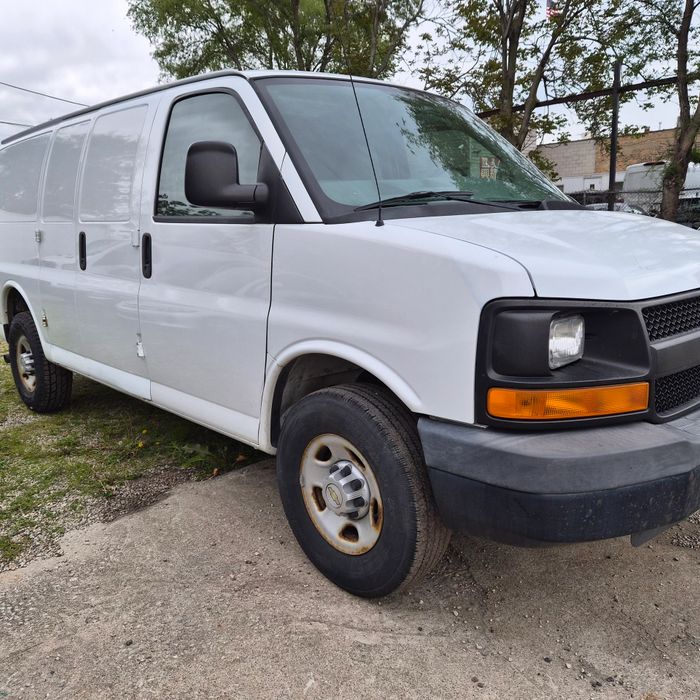 2010 Chevrolet Express's photo