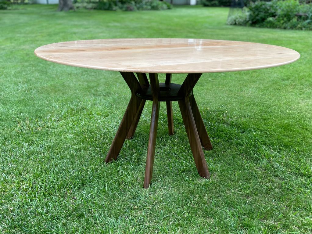Round dinning table