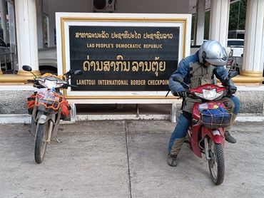 Arrête scooter Thaïlande Laos poste frontière 01