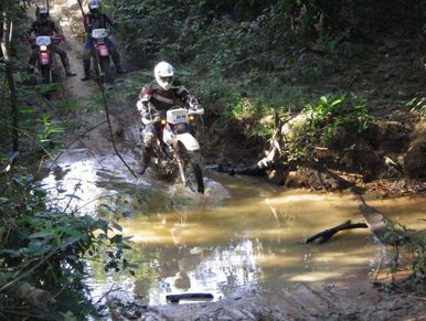 Raid moto enduro en Thaïlande. Trip Excursion découverte par pistes sauvages à travers jungle forêt