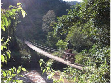 Raid moto enduro en Thaïlande. Trip par les pistes rouges et sauvages à travers jungle et forêt