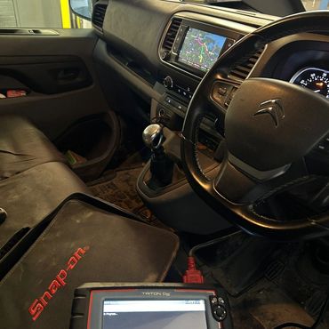 Interior of a Citroën vehicle with a Snap-on diagnostic tool connected.