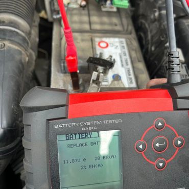Snap-on battery tester indicating to replace the car battery at 11.87 volts.
