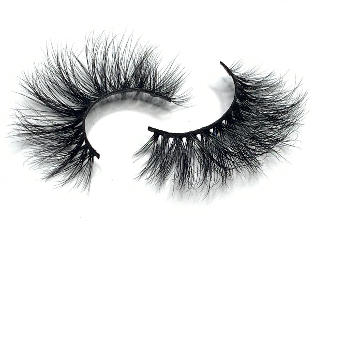 18mm Mink Lashes
- Light weight/ Wispy/ Round Flare
- Trim band to eye length 
- Store for longer 