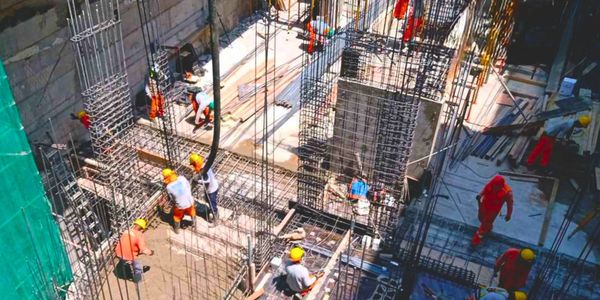 Obreros trabajando en una construcción con estructuras de acero.