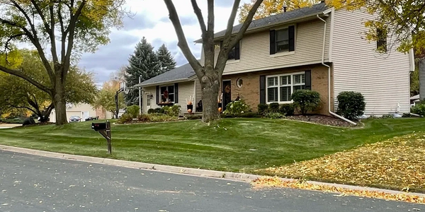 Spring and Fall cleanup services Edina, MN. Leaf removal, leaf cleanup, fall leaf raking, mulch