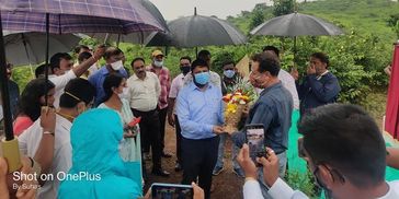 KDMC Commisioner felicitating our chairman: Isaac Kehimkar