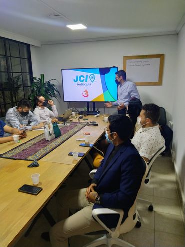 Coworking Inspira, Coworking Medellin, sala de juntas, meeting room, coworking, coworking belen