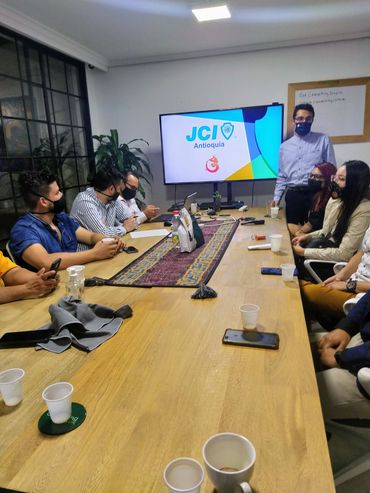 Coworking Inspira Belen Malibu, Coworking Medellin, sala de juntas, meeting rooms, coworkers