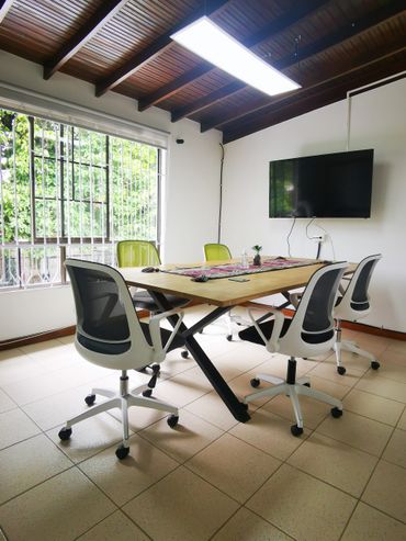 Coworking Inspira sede Belen Malibu, Coworking Medellin, sala de juntas, meeting room.