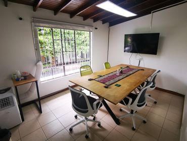 Coworking Inspira, Coworking Medellin, sala de juntas, meeting room.