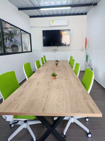 Coworking Inspira, Coworking Medellin, Coworking Laureles, sala de juntas, meeting room,