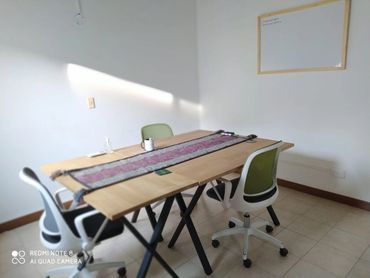 Coworking Inspira, Coworking Medellin, sala de juntas, meeting room.