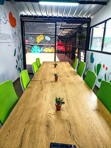 Coworking Inspira, Coworking Medellin, Coworking Laureles, sala de juntas, meeting room,