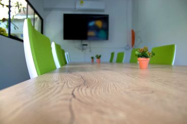 Coworking Inspira, Coworking Medellin, Coworking Laureles, sala de juntas, meeting room.