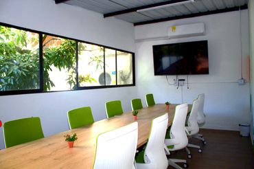 Coworking Inspira, Coworking Medellin, Coworking Laureles, sala de juntas, meeting room.