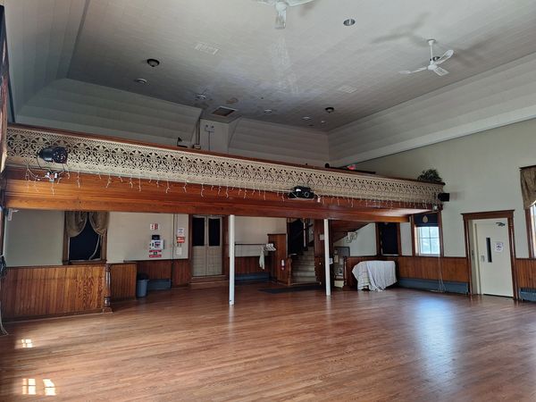 Upper balcony feature in auditorium