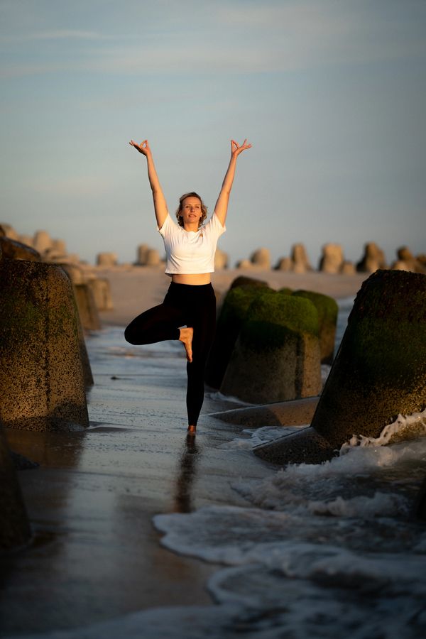 Beach Yoga am Strand auf Sylt zwischen den Tetrapoden in Hörnum.