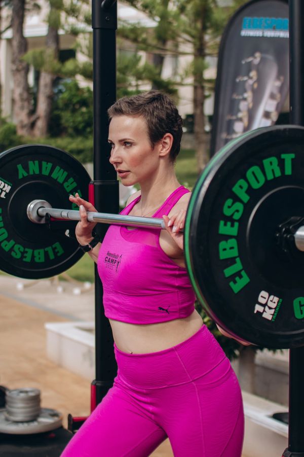 Personal Trainer Franziska Herrmann beim Gewichtheben an der Langhantel im Kraftsportworkout