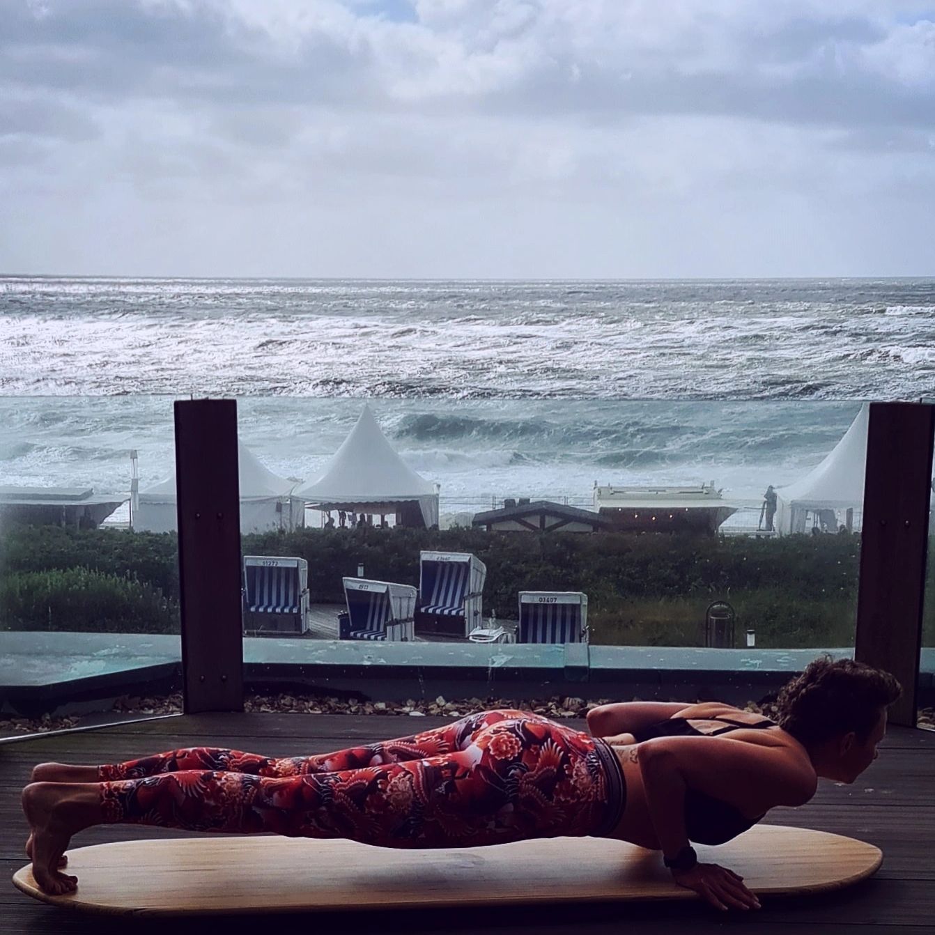 Franziska Herrmann im Yoga Asana Chatturanga auf einem Yoga Balance Board