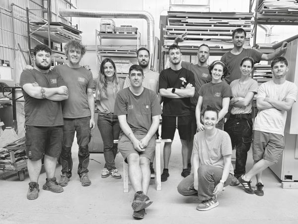 Equipo de trabajo en taller industrial.