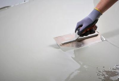 Screeding floor levelling