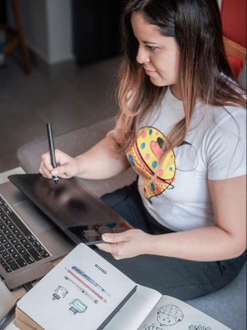 Woman graphic designer working on illustration project, Evelyn Ortez, Ebee Ortez, diseño gráfico