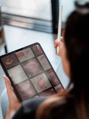 Ebee Ortez Graphic designer explaining social media content in instagram, faacebook, contenido