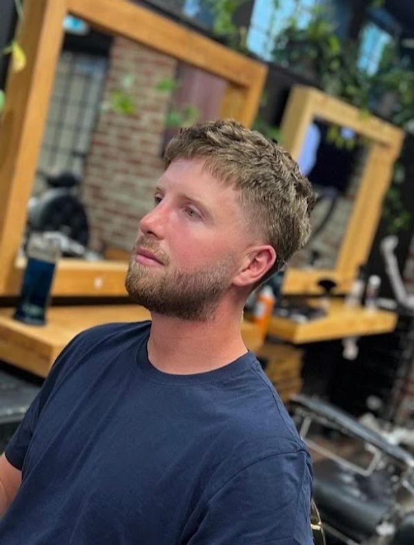 Downtown Vancouver barber
Skin fade barber Vancouver
Classic men’s haircut Vancouver