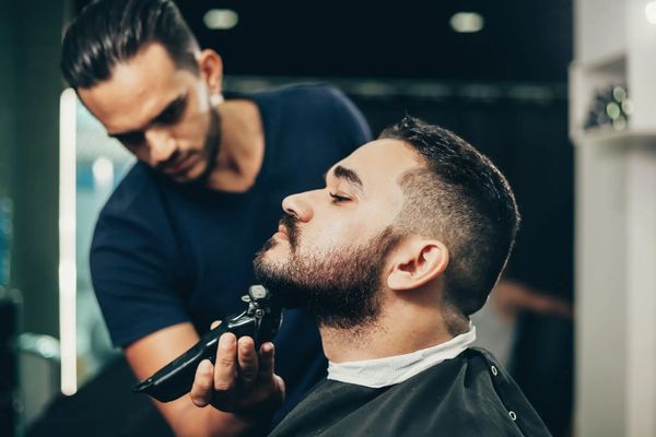 Men’s taper fade Downtown Vancouver
Beard shaping West End Vancouver
Skin fade barber Coal Harbour