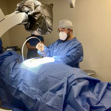 Doctor Víctor Mauricio Axotla Bahena en el Instituto de la Rodilla y Cadera.