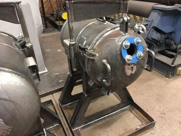 12" Swing Bolt closure with sight glass and camlock handles mounted on a horizontal pressure vessel