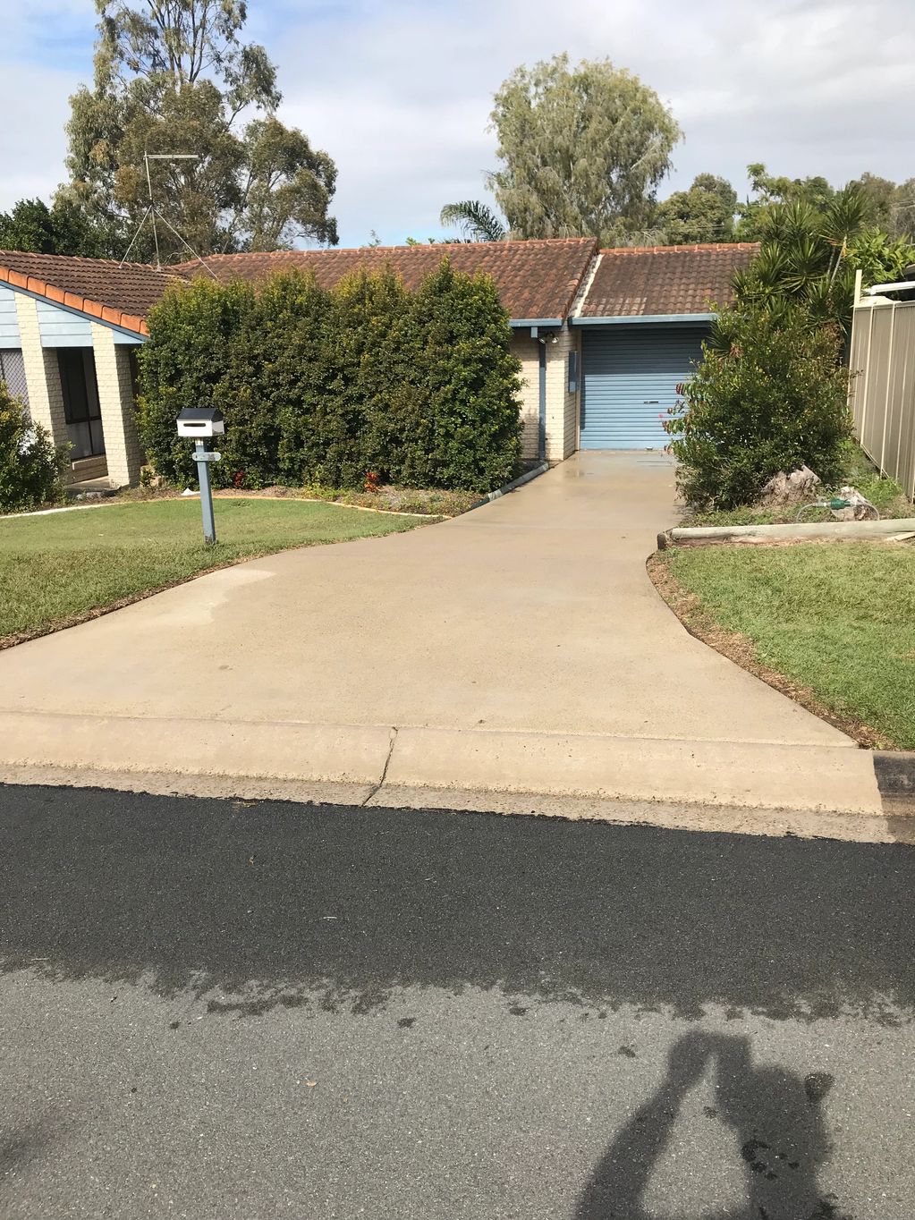 Finished result of a driveway pressure clean 