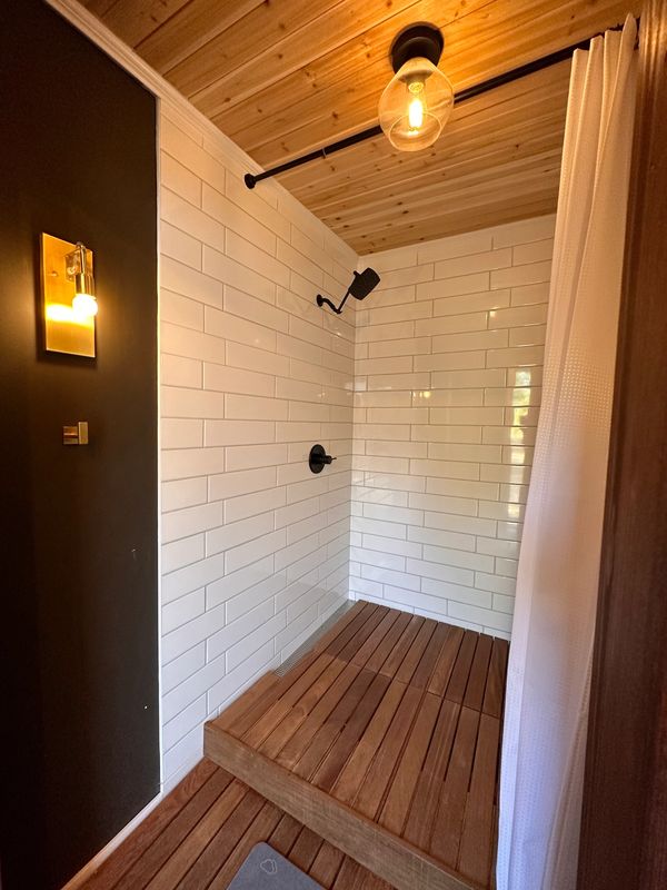 Our spacious, spa-like shower uses filtered rainwater. You'll feel so refreshed.