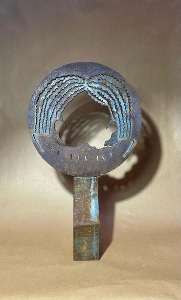 LA MERIENDA
Técnica: Escultura en hierro
Dimensiones: 59x35x8 cm
Año: 2025