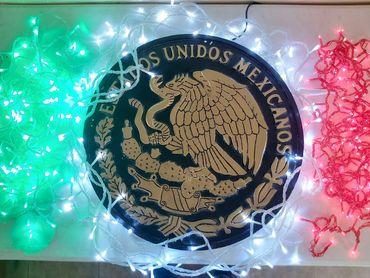 Escudo Nacional monocroma y policromado en fibra de vidrio.