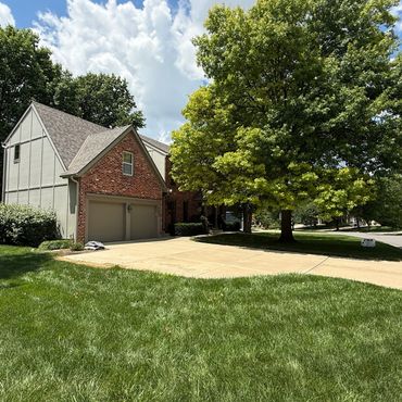 Leawood brick home
Recent residential roof replacement completed on a Leawood, Kansas home.