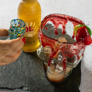 Coctel mexicano con cerveza y salsas mexicanas