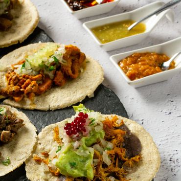Tacos de cochinita con cebolla molecular, salsas mexicanas