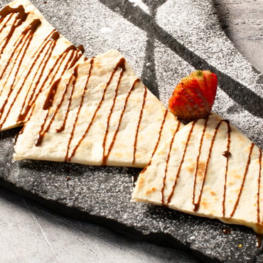 postre mexicano servido sobre laja de piedra