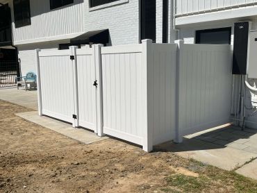 Townhouse white vinyl fence surrounding backyard