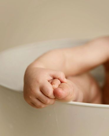 baby toes in bath after cake smash