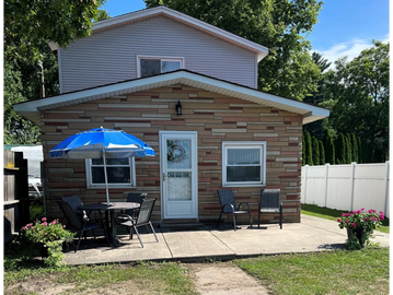 Lake House with pier access to Bass Lakes. sleeps up to 12 people