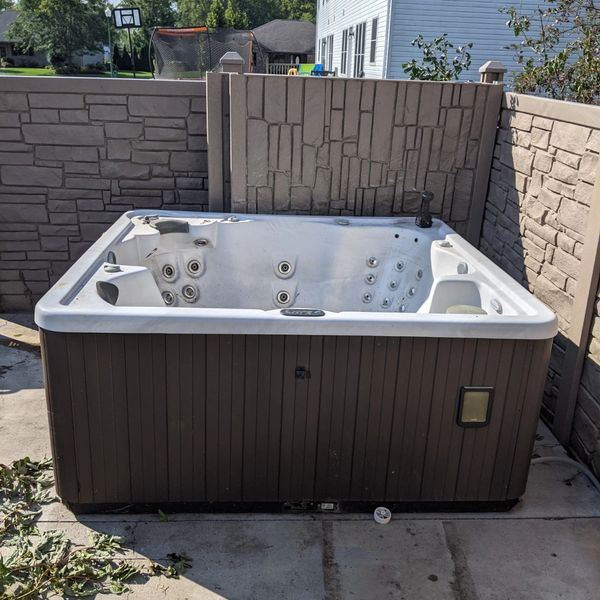 Affordable hot tub removal in Neenah 54956.