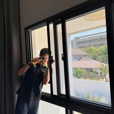 ช่างติดตั้งมุ้งลวดหน้าต่างบานเลื่อน งานเรียบร้อย แข็งแรง