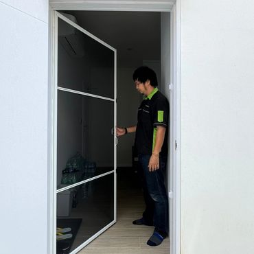 ประตูมุ้งลวดบานเปิด งานติดตั้งเรียบร้อย สวยงาม