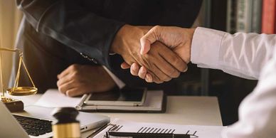 Abogado y cliente estrechando la mano