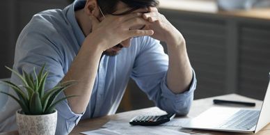 Hombre preocupado por las finanzas